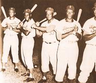 De izquierda a derecha, Willie Mays, Roberto Clemente, Buster Clarkson, Bob Thurman,  y George Crowe militaron con los Cangrejeros de Santurce. (GFR Media)