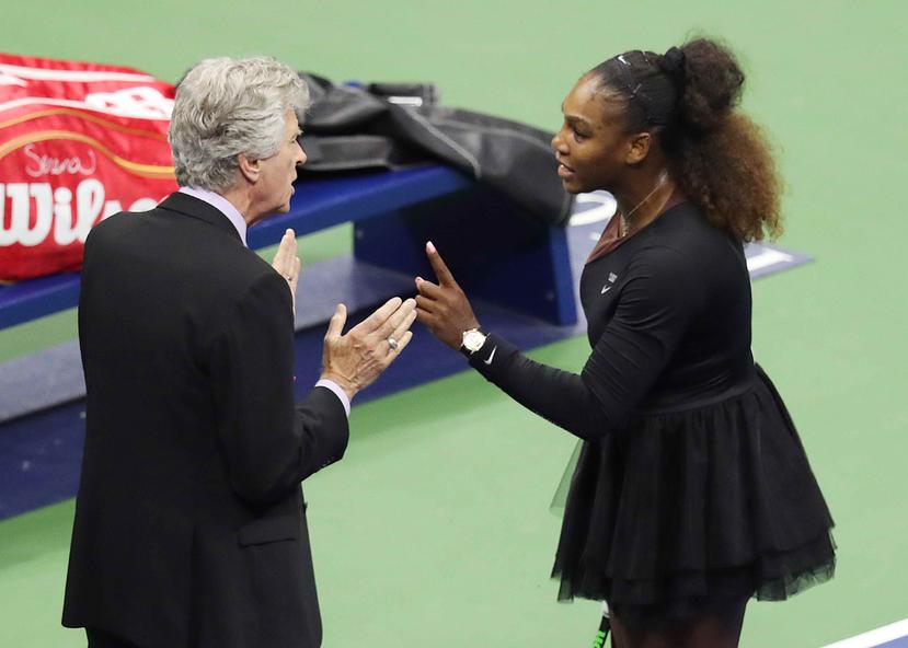 Serena Williams discute con el árbitro Brian Earley. (EFE)