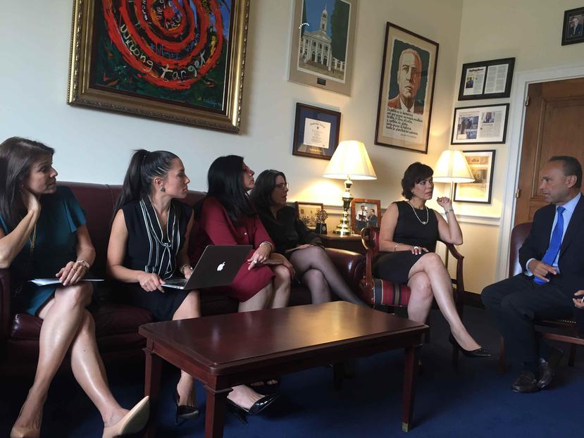 Las integrantes del "Junte de Mujeres 2018" se reunieron ayer con el congresista Luis Gutiérrez. (Suministrada)