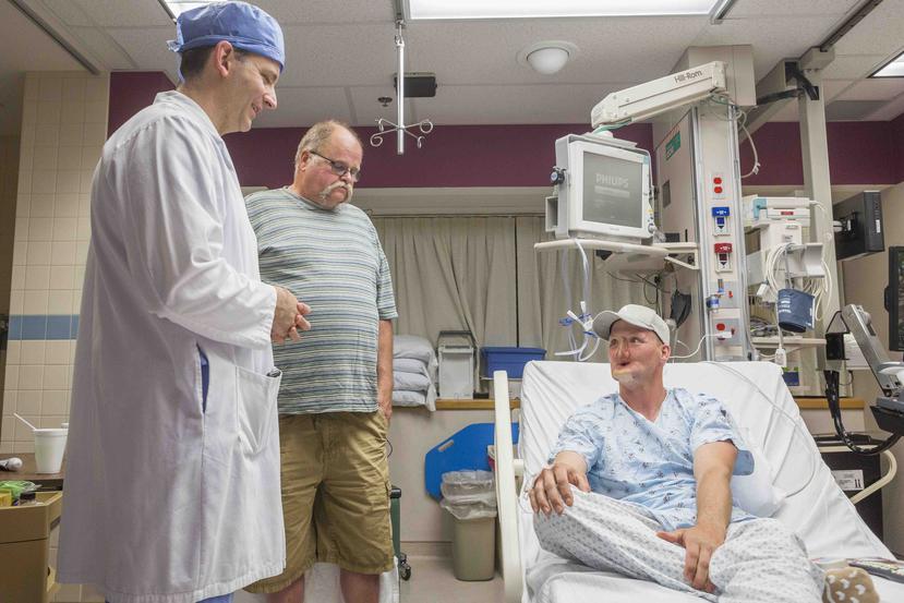 Andy Sandnesss dialoga con su papá Reed y su médico, Samir Mardini, antes de la operación.