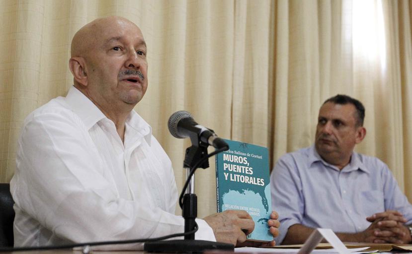 El expresidente de México, Carlos Salinas de Gortari (i), presenta su libro "Muros, puentes y litorales" sobre las relaciones diplomáticas entre México, Cuba y Estados Unidos, en La Habana. (EFE)