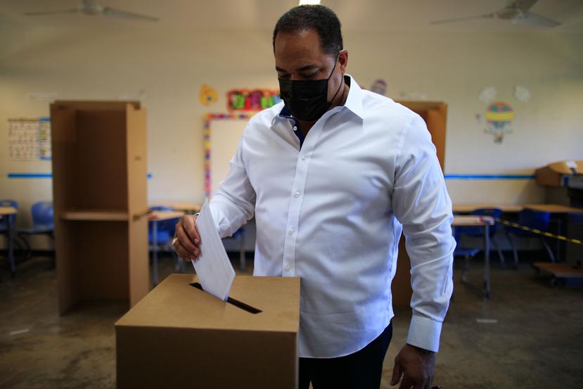 Carmelo Ríos emitió hoy su voto en Guaynabo.