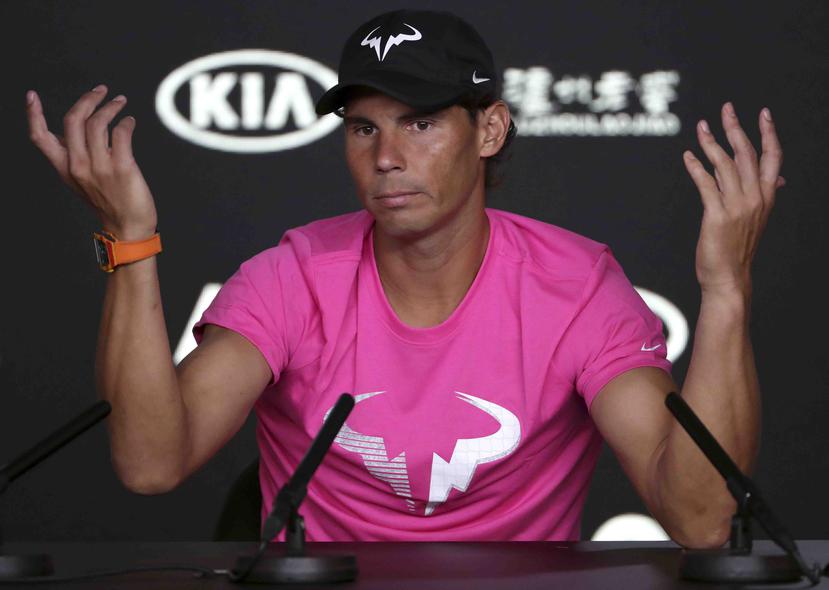 El español Rafael Nadal hace un gesto durante una conferencia de prensa. (AP)