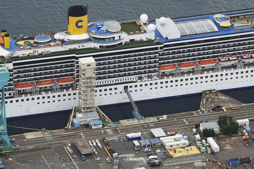 El crucero Costa Atlantica, operado por Italia, atracado en un puerto en Nagasaki, en el sur de Japón, el jueves 23 de abril de 2020. (Kyodo News vía AP)
