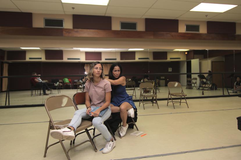 Las actrices Blanca Lissette Cruz y Zaiedd Vélez durante un ensayo de la obra.