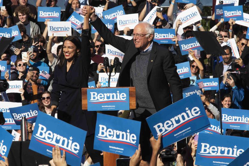 En su discurso, Ocasio mostró su deuda política con Sanders. (AP/Mary Altaffer)