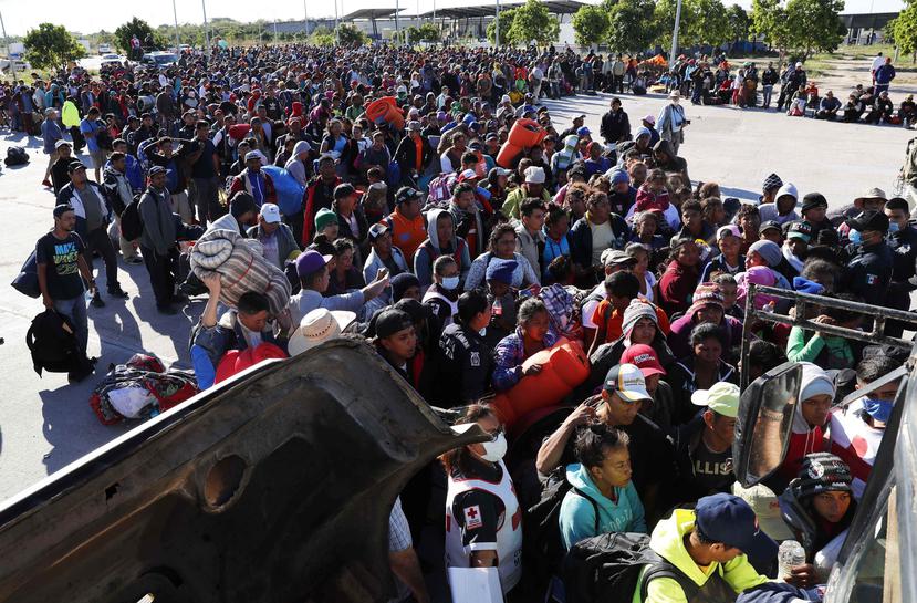 Unos 357 migrantes arribaron a la ciudad fronteriza de Tijuana a bordo de nueve autobuses. (AP /Marco Ugarte)

