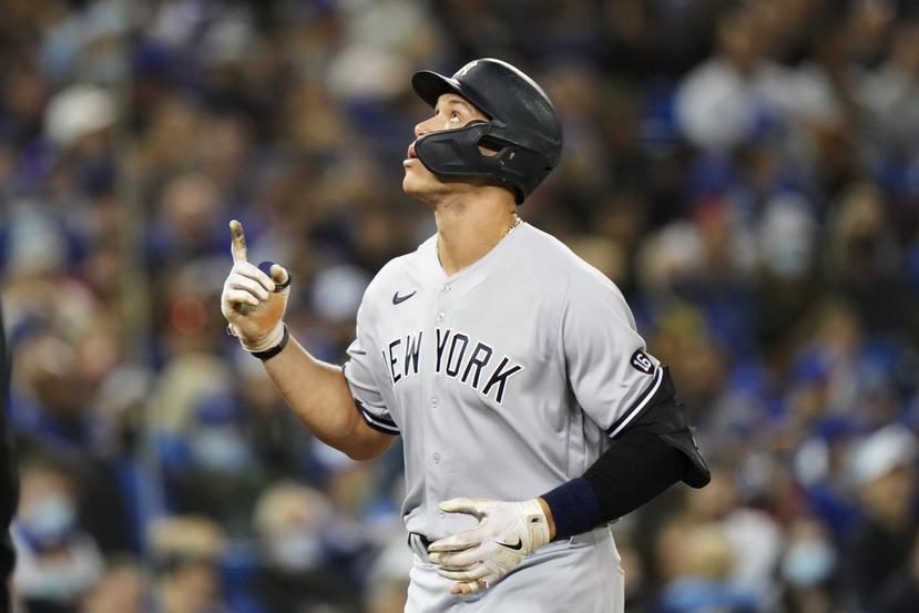 Aaron Judge de los Yankees de Nueva York celebra su jonrón solitario durante la tercera entrada del juego de las Grandes Ligas contra los Blue Jays de Toronto.