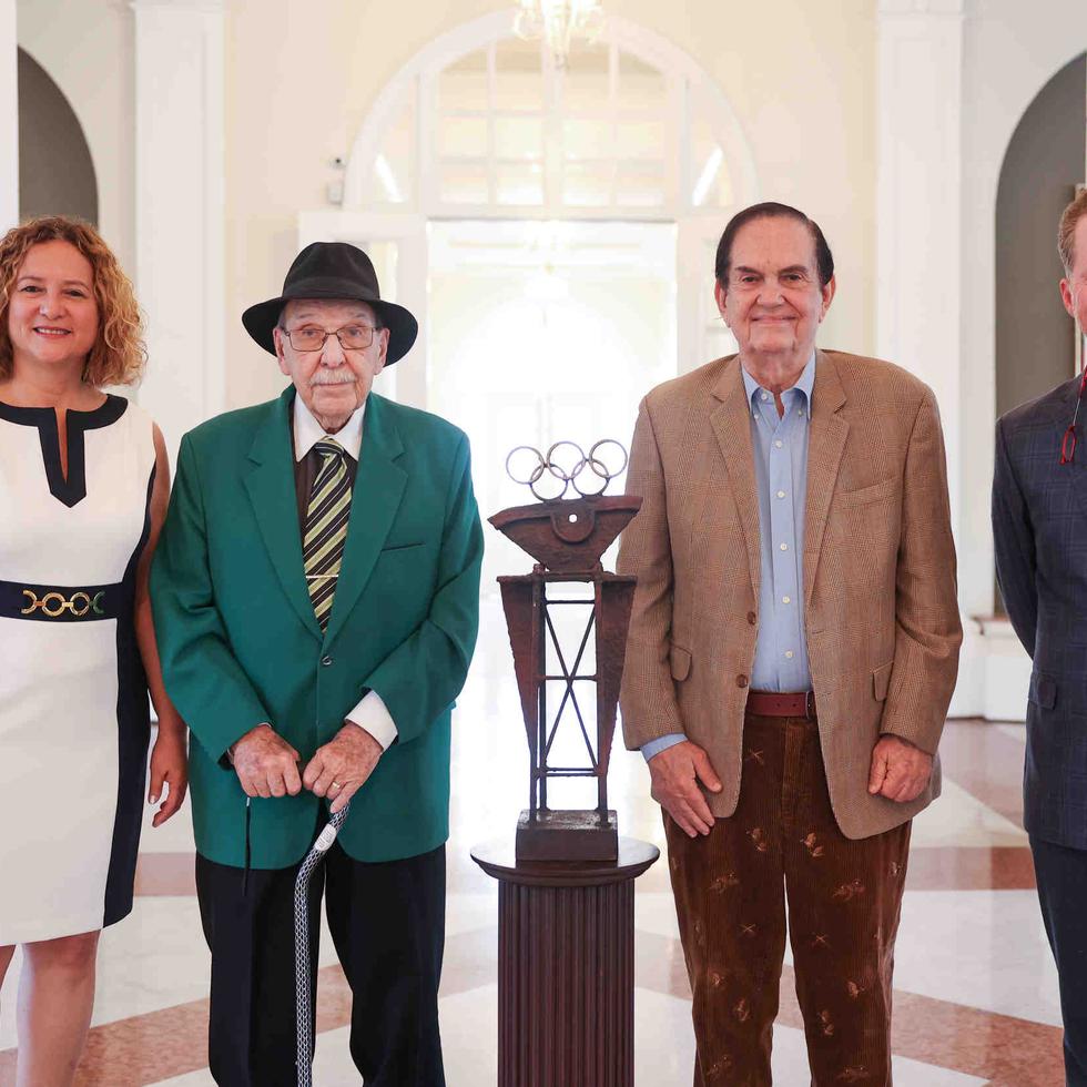 De izquierda a derecha: Sara Rosario, actual líder del Copur, junto a los expresidentes Osvaldo Gil, José Enrique Arrarás y David Bernier, en la Casa Olímpica.