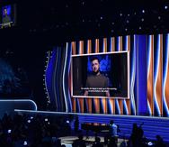 El presidente ucraniano Volodymyr Zelensky, en la pantalla, envía un mensaje transmitido durante la ceremonia de los premios Grammy, en Las Vegas.