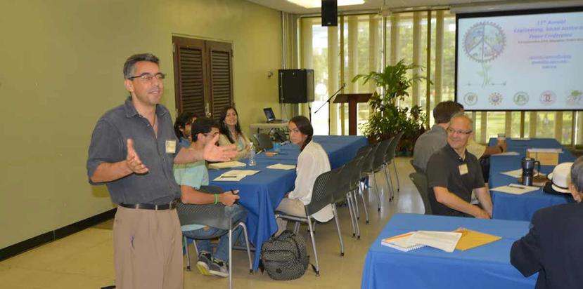 El doctor Christopher Papadopoulos, uno de los portavoces de la conferencia en la UPR Mayagüez. (Suministrada / RUM)