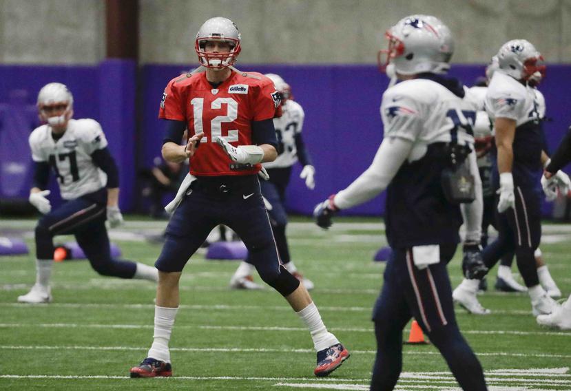 Tom Brady, de los Patriots de Nueva Inglaterra, en una de sus prácticas de cara al Super Bowl. (AP)