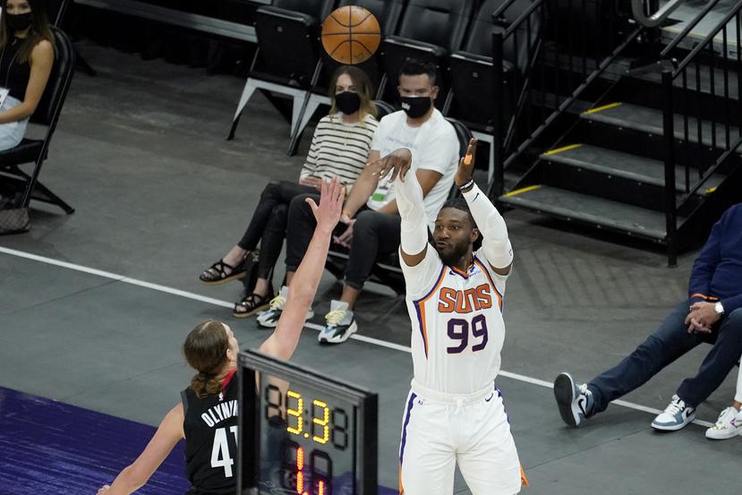 El jugador de los Suns de Phoenix Jae Crowder (99), lanza un triple sobre el jugador de los Rockets de Houston Kelly Olynyk, en la primera mitad del partido del lunes.