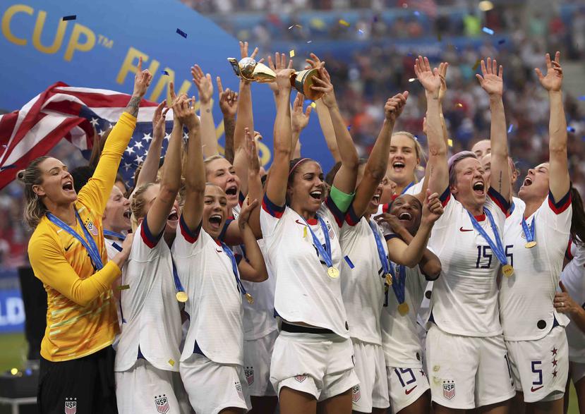 La jugadora de Estados Unidos, Alex Morgan, sostiene el trofeo para celebrar la conquista de la Copa del Mundo femenil tras vencer en la final 2-0 a Holanda, en el Stade de Lyon en Decines, a las fueras de Lyon, Francoa, el domingo 7 de julio de 2019. (AP