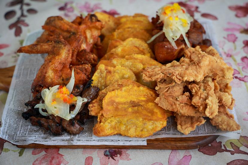 El Barrilazo consists of “a large appetizer tray with tostones, half a pound of fried pork chunks, wings and churrasco.”