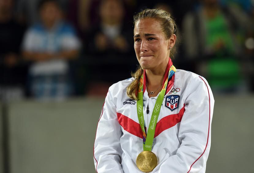 La tenista boricua Mónica Puig escucha La Borinqueña entre lágrimas tras su gesta en los Juegos Olímpicos Río 2016.