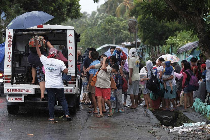 Residentes evacúan el lugar donde viven por la llegada del tifón Kammuri en Legazpi, provincia de Albay, al sureste de Manila, Filipinas. (AP)