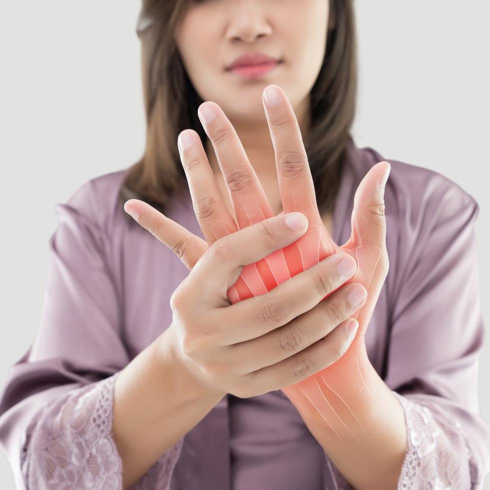 La artritis reumatoide es un tipo de trastorno autoinmune que causa dolor, hinchazón y rigidez en las articulaciones, en especial en las manos.