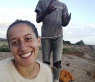 En esta fotografía de archive de agosto de 2018, la voluntaria italiana Silvia Constanza Rmano, a la izquierda, posa con un habitante local, Ronald Kazungu Ngala, de 19 años, en la aldea de Chakama, en el condado costero de Kilifi, en Kenia. (AP)