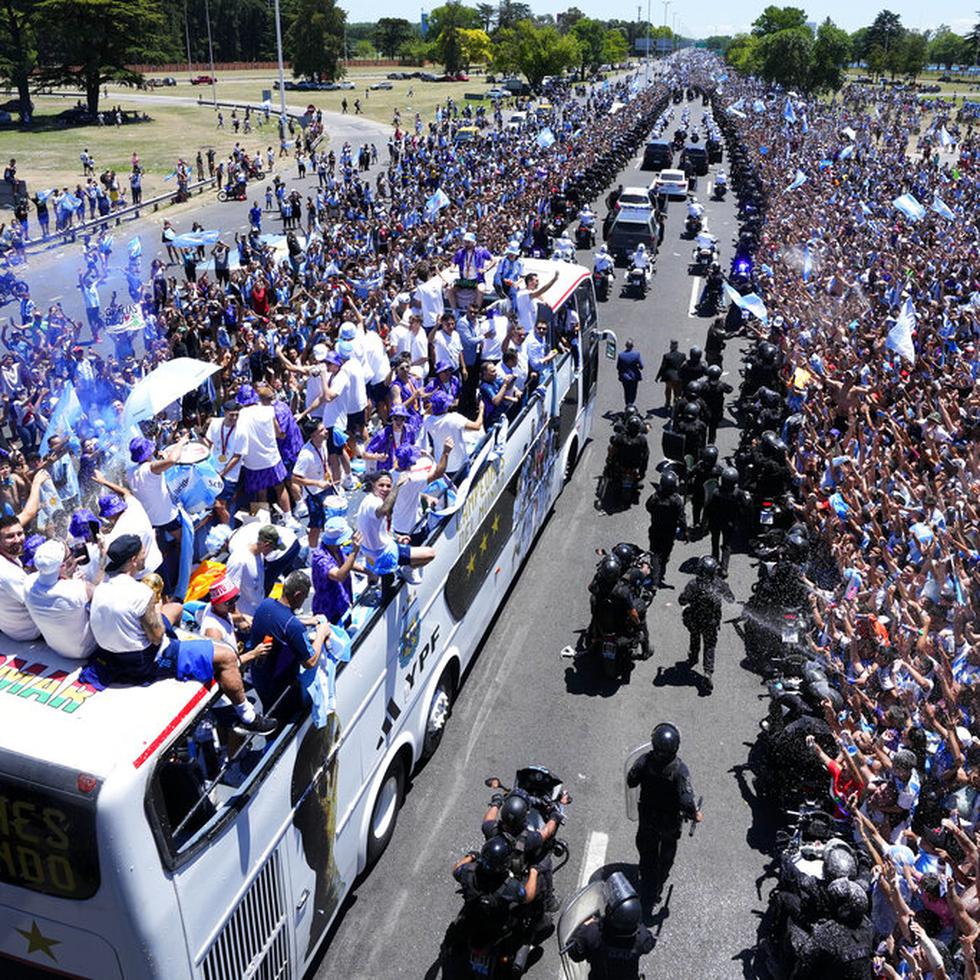 El capitán de la selección argentina Lionel Messi mira arriba durante la caravana de recibimiento del equipo que ganó la Copa Mundial. (AP Photo/Natacha Pisarenko)