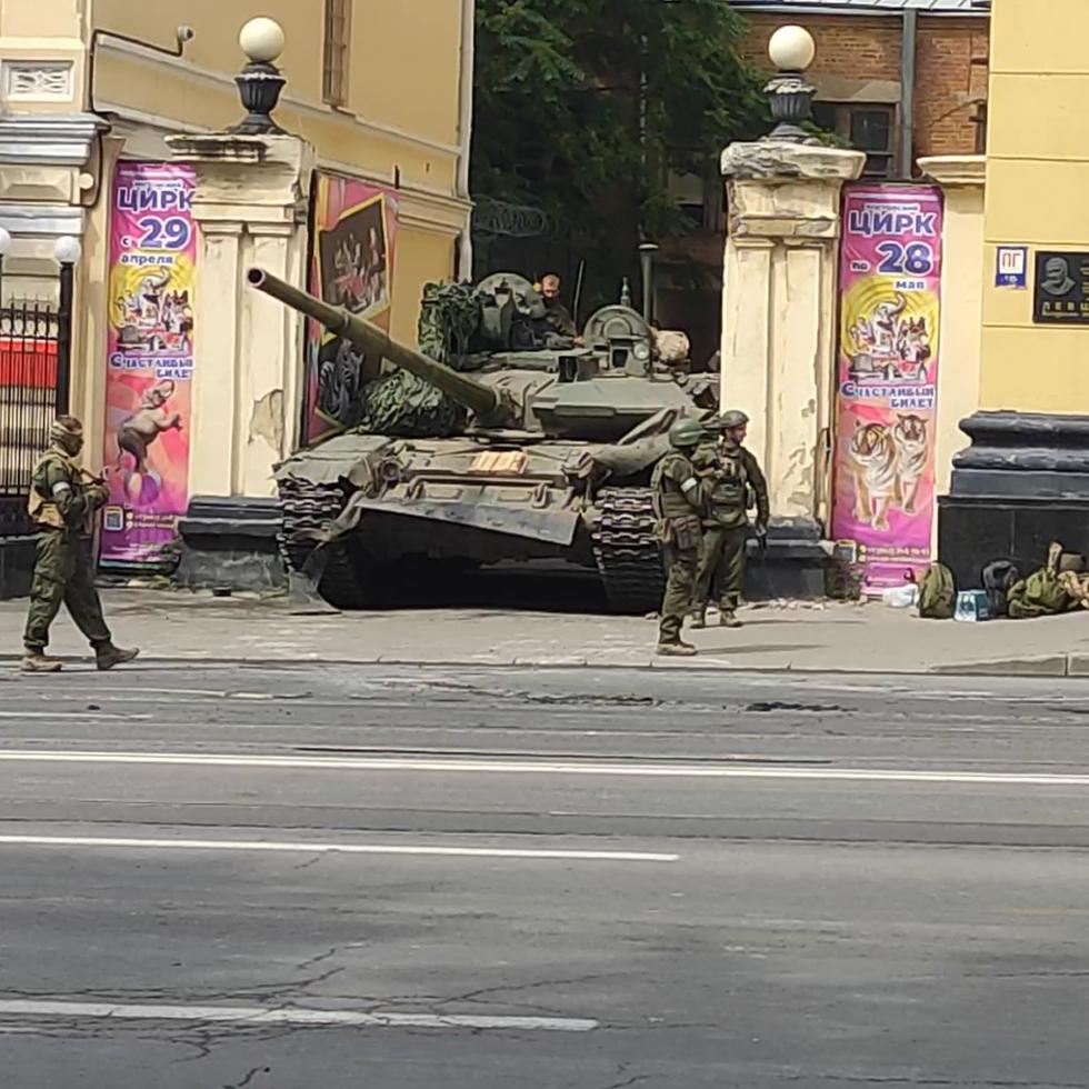 En esta imagen tomada de un video, un vehículo blindado ruso, en una calle en Rostov del Don, Rusia, el 24 de junio de 2023.