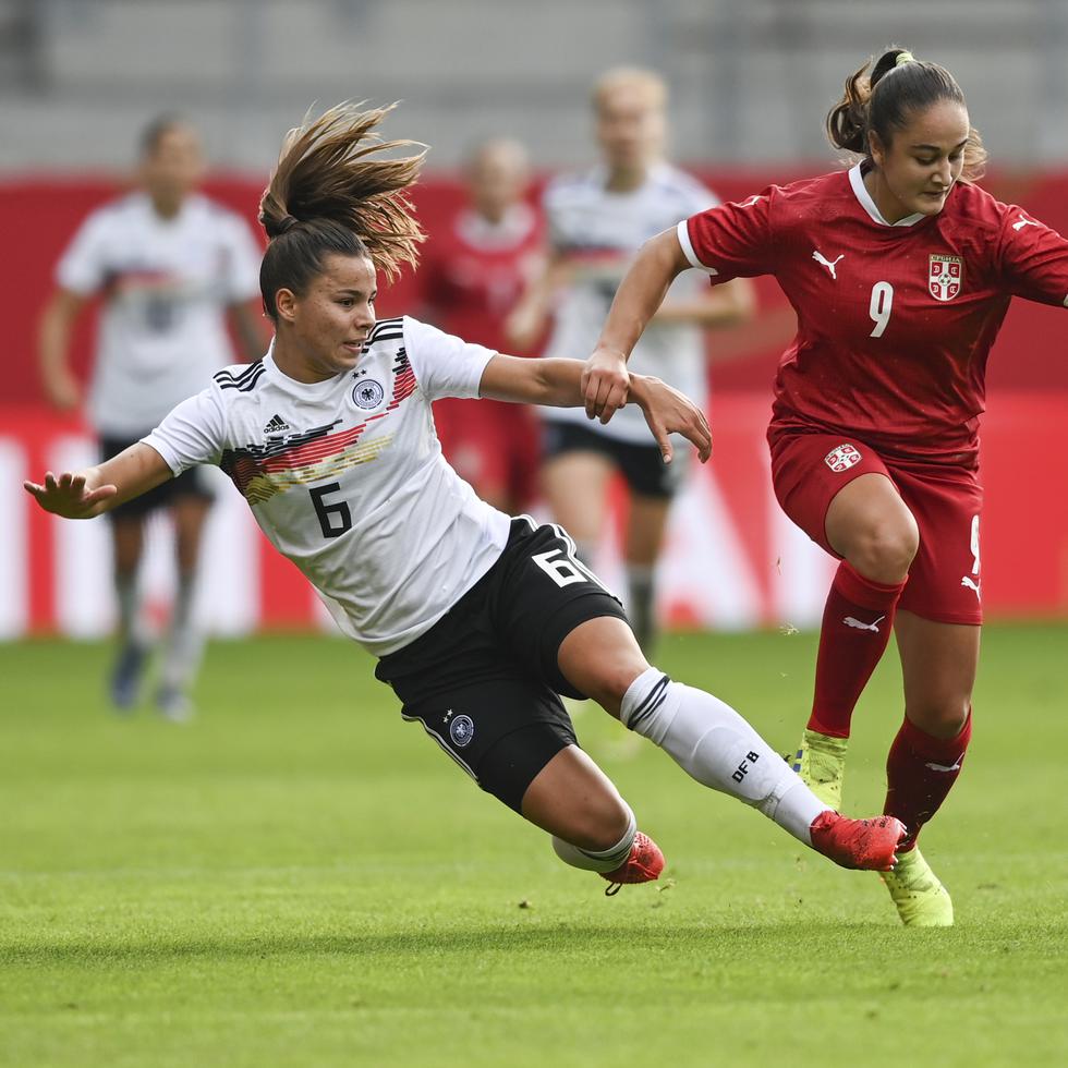 Lena Sophie Oberdorf (izquierda), de Alemania, disputa el balón a Nina Matejic, de Serbia, durante un partido clasificatorio en Chemnitz, Alemania, con vistas a la Copa Mundial femenina.