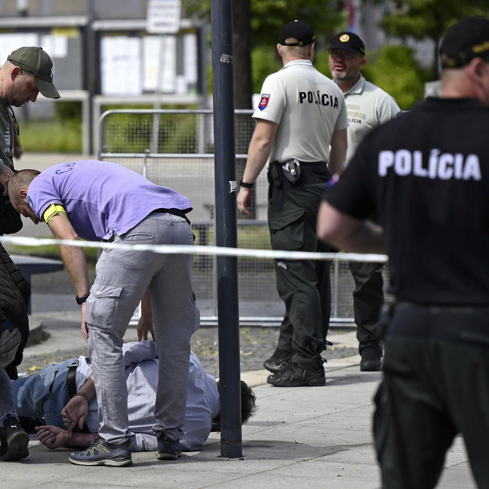 La policía arrestó a un hombre de 71 años tras un atentado con un arma de fuego contra el primer ministro de Eslovaquia, Robert Fico, en Handlova.