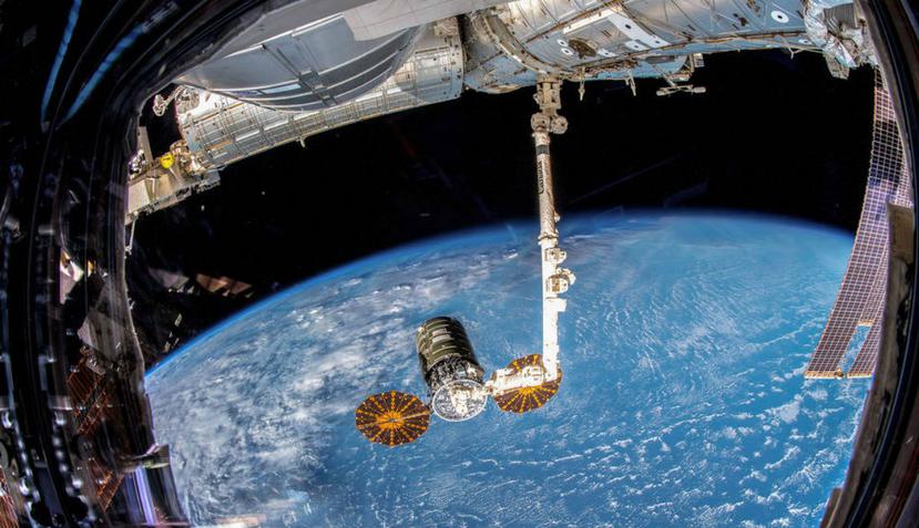 Imagen de la nave Cygnus de Northrop Grumman, en manos del brazo robótico Canadarm2 de la Estación Espacial Internacional. (NASA)
