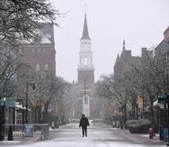 Un hombre camina por Church Street Marketplace en Burlington, Vermont, el 12 de marzo del 2022.