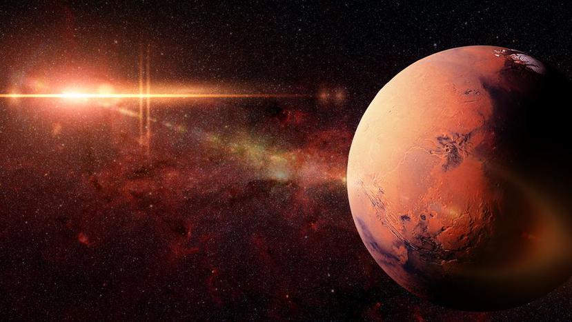 Marte frente a la galaxia Vía Láctea y el Sol. (Shutterstock)