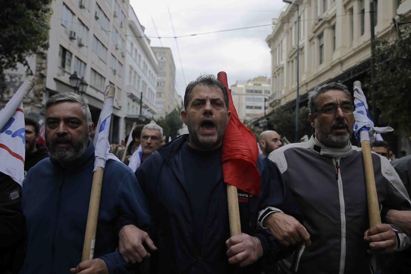 Las manifestaciones ocurren un día después de que un paro general afectó a servicios en toda la República Helénica. (AP)