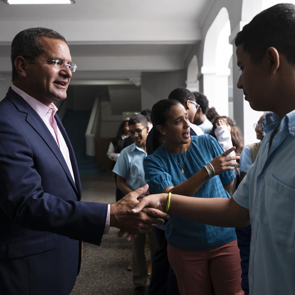 El gobernador Pedro Pierluisi saluda a un estudiante de la escuela José Celso Barbosa, en Puerta de Tierra, durante una actividad de orientación sobre las ayudas federales disponibles para cubrir gastos de estudios universitarios.