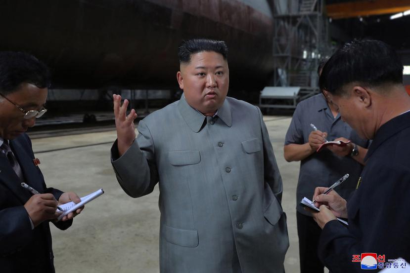 Kim Jong-un habla mientras inspecciona un submarino recién construido en una localización no revelada de Corea del Norte. (EFE)
