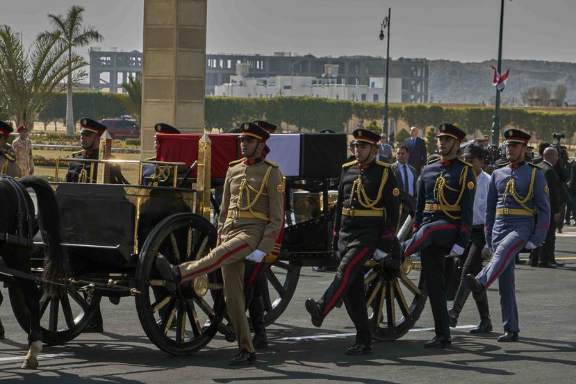 Un carruaje de caballos lleva el féretro del derrocado presidente egipcio Hosni Mubarak en su funeral. (AP)