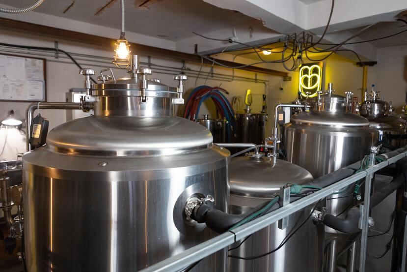 The area of ​​the fermentation tanks for the more than 20 craft beers that are produced in this company located in the urban area of ​​the town.