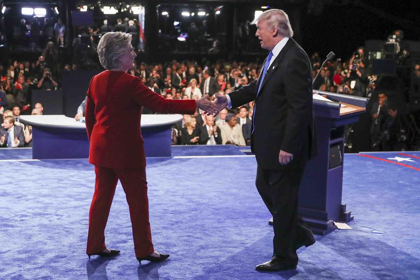 Los candidatos a la presidencia, la demócrata Hillary Clinton y el republicano Donald Trump, durante el saludo antes de comenzar el debate.