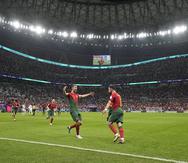 Cristiano Ronaldo y Bruno Fernandes celebran uno de los goles de Portugal en el Estadio Lusail.