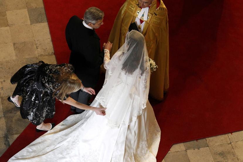 Sarah Burton ajusta el vestido de novia que creó para Kate Middleton.
