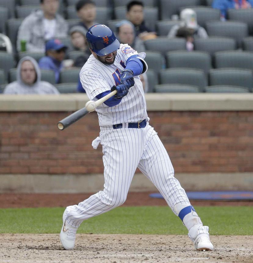 Tomás Nido dispara un doble que impulsó dos de las carreras de los Mets de Nueva York. (AP / Seth Wenig)