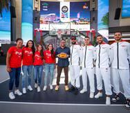 Los integrantes de los equipos de Puerto Rico 3x3 posan junto al presidente de la Federación de Baloncesto local, Yum Ramos (al centro).