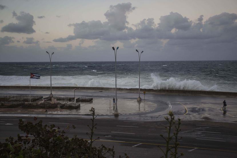 La icónica avenida del Malecón fue superada por olas enormes que llenaron varias avenidas aledañas de agua. (AP)