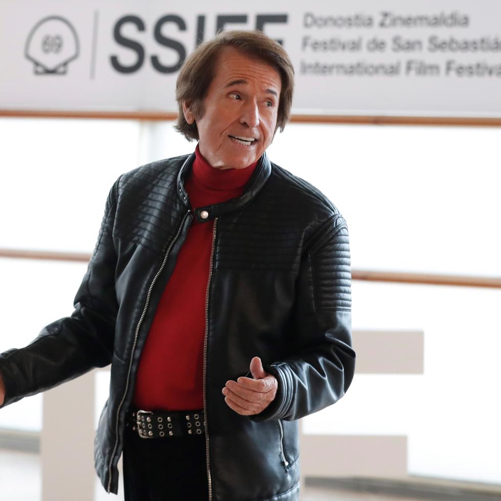 El cantante Raphael posa tras la presentación del documental "Raphaelismo", dentro de la 69 Edición del Festival Internacional de Cine de San Sebastián. EFE/Juan Herrero.

