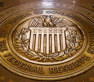 El acuerdo de swaps de divisas por parte del Banco de la Reserva Federal incluyen los bancos centrales de nueve otros países. En la foto, el sello de la junta de directores de la Fed. (AP Photo/Andrew Harnik, archivo)