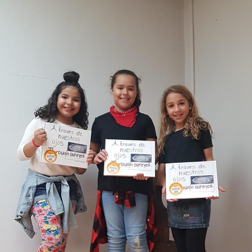 Desde la izquierda, Lorena Vélez,  Priscilla González y Andrea Morales, estudiantes de cuarto grado del Colegio De La Salle, muestran el libro que crearon en su clase de escritura creativa. (Suministrada)