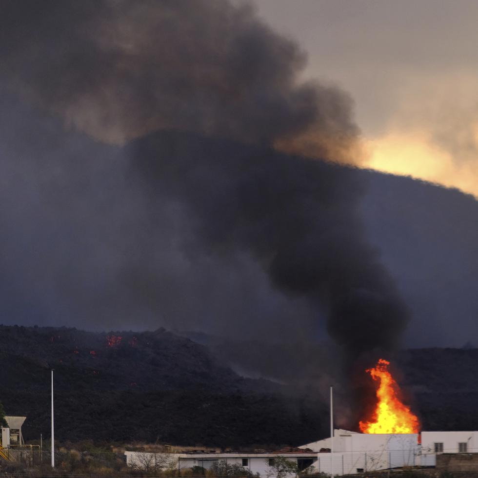 Una casa se quema cuando la lava del volcán Cumbre Vieja la alcanza.