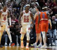El alero del Heat de Miami Jimmy Butler celebra tras anotar en os segundos finales del encuentro ante el Thunder de Oklahoma City el martes 10 de enero del 2023. (AP Foto/Wilfredo Lee)