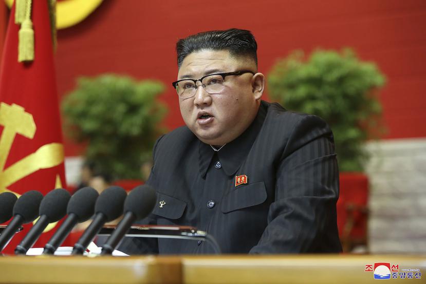 En esta imagen proporcionada por el gobierno de Corea del Norte, el líder del país, Kim Jong Un, asiste a un congreso del partido gobernante en Pyongyang, Corea del Norte, el 5 de enero de 2021.