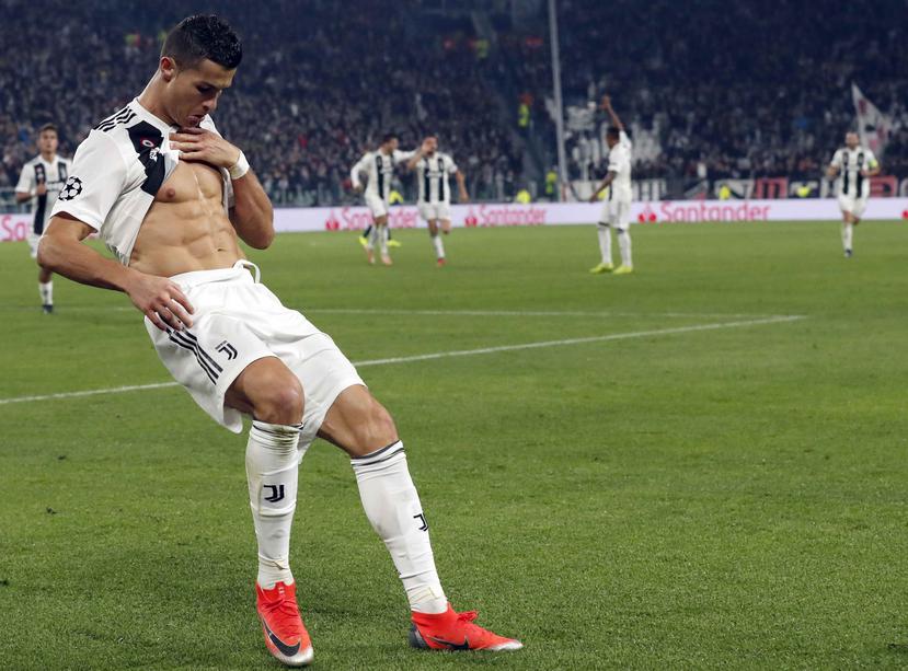 Cristiano Ronaldo muestra sus abdominales después de anotar un gol contra el Man U. (AP)