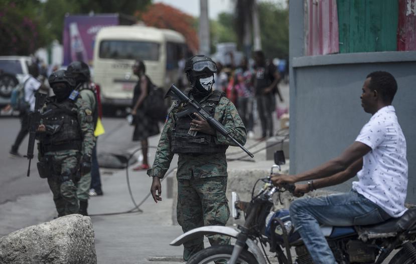 Fuerzas armadas resguardan una zona de oficinas estatales en Puerto Príncipe, Haití.