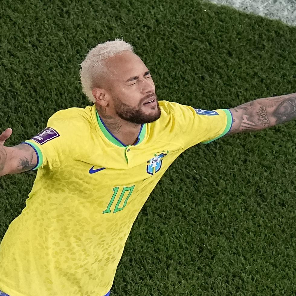 Neymar da gracias luego de anotar de penal en el primer tiempo en la goleada de Brasil ante Corea en el Mundial.